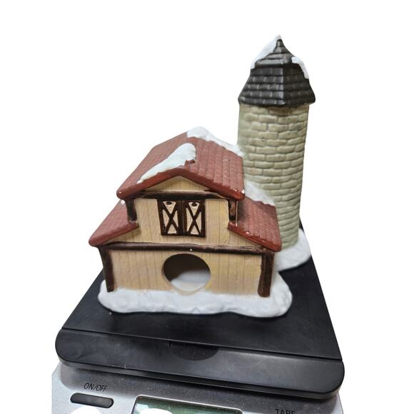 Christmas valley lighted winter barn - Picture 5 of 9